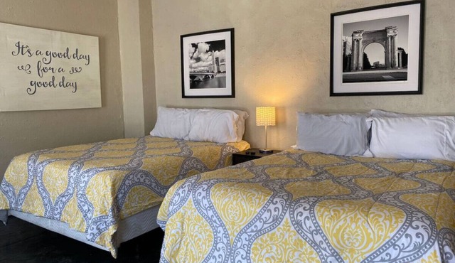 Dayton! 5 Beds, Sleeps 10, 2 Bedrooms + WIFI