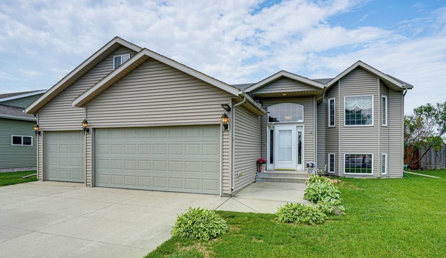 Deck & Yard! Moorhead Getaway Near Downtown Fargo