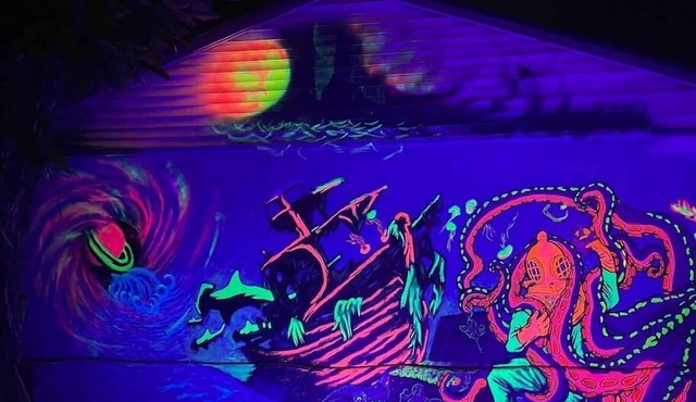 Deep Sea Diver | Hot Tub | Near Churchill Downs 3 Bedroom