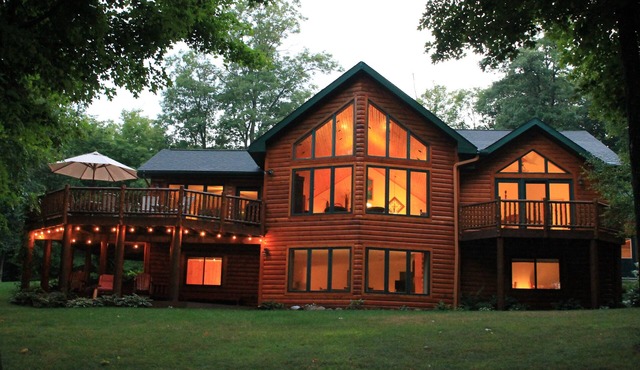 Deerwood Cabin: Quiet Rustic Lakeside Luxury [Sleeps 11]