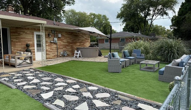 Delightful 3 Bd Home with King size bed, hot tub, playground!