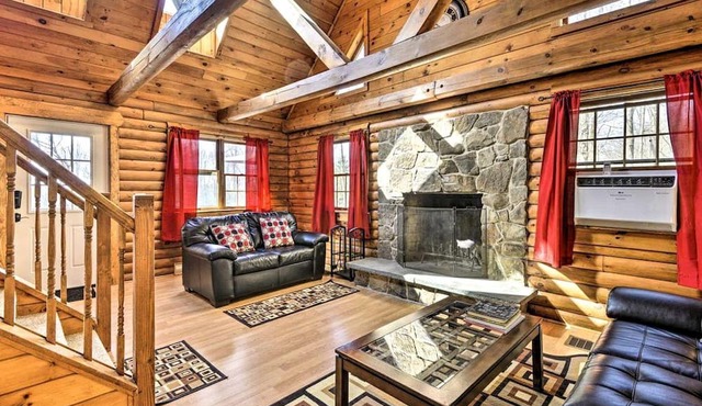 Delightful Log Cabin in the Pocono Mountains near Scranton, Pennsylvania