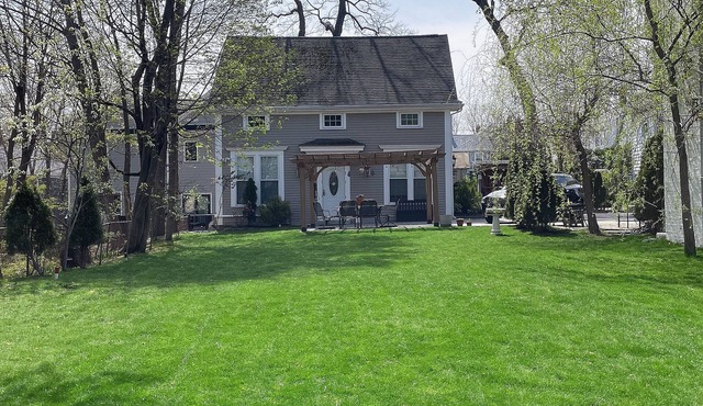Deluxe Spacious 2-bedroom 2-story with gas fireplace Guest House
