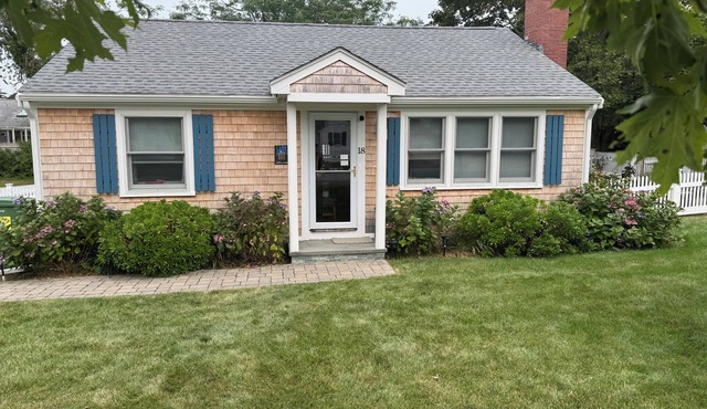 Dennisport : Dog Friendly with a fenced in large yard. 1/2 mile from beach.