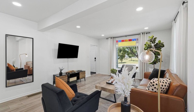 Depot Town 2BR Townhouse: Workspace & Sleep 4