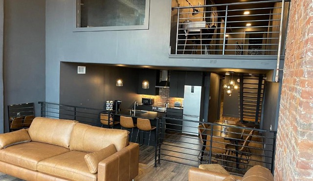 Derby City Plush Loft - 6 Bed 4 Bath by Hollyhock Suites