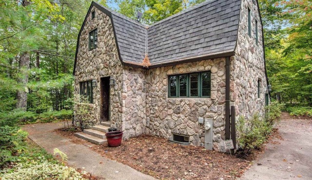 Designer cottage on Statenaker Lake with dock access, trails, & Norwegian Sauna