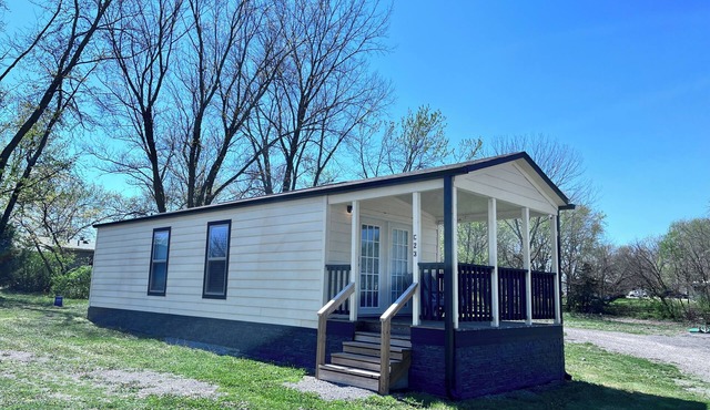 Desired Location 1 bed/1bath tiny home with country views just outside Sedalia