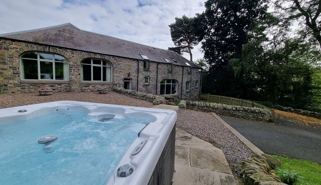 DIGNITY - Beautiful Barn Conversion in Idyllic Countryside with Hot Tub