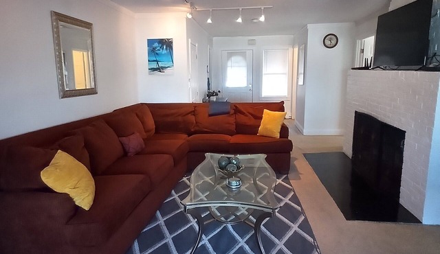 Direct ocean view 4-bed 2 bath in fabulous Hull with AC,WiFi deck walk to beach