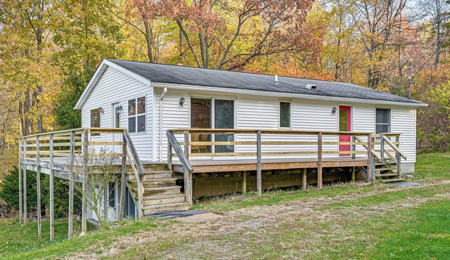 ‘Dirt Road Digs’ - Quiet Home in Lakeville!