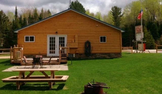 Discovery Lodge- Pet Friendly & Close to the Tahquamenon Falls!