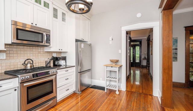 Doctor's Retreat w/Hot Tub – Historic Home in Amazing Location!