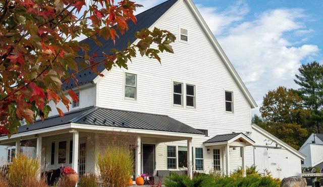 Dog-friendly 4-bedroom lodge on Bear Pond in Waterford, on the snowmobile trail!