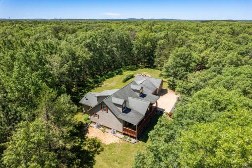 Dog-friendly 6-acre 5BR 3BA home, game room, deck, Wisconsin Dells 10min