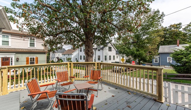 Dog Friendly Downtown East Greenwich Cottage