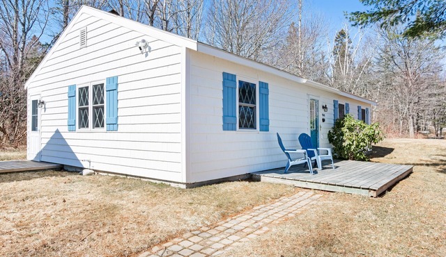 Dog-friendly home in great locale close to the ocean with yard, streaming, W/D