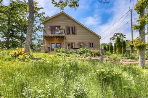 Dog-friendly home with high-speed WiFi, washer/dryer, & private dock