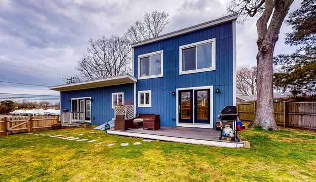Dog-friendly home with partial AC, backyard, washer/dryer, WiFi, and gas grill