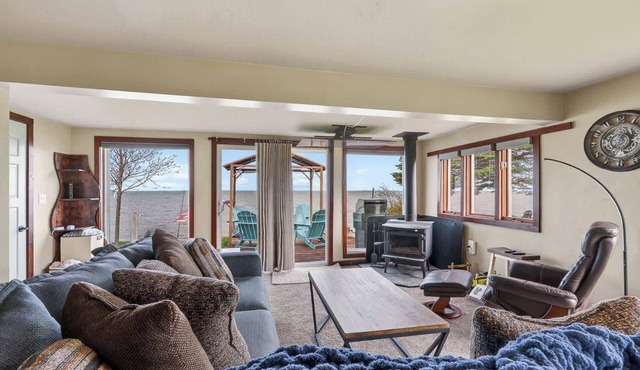 Dog Friendly-Southern Door waterfront retreat