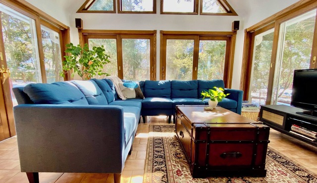 Dogs O.K Historic River Home: 6 Beds, 4 Bedrooms, 10 People