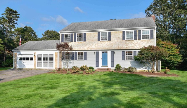 Dogs welcome, huge yard right next to Rail Trail!
