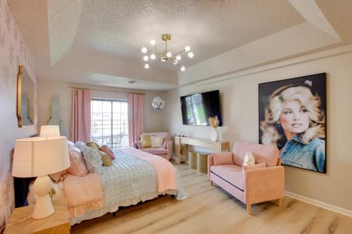 'Dolly Suite' at The Saint Hotel, Near Wineries!