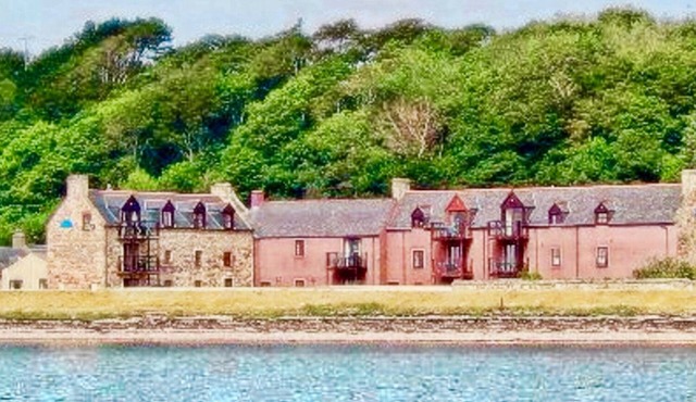 Dolphin Bay Suites - Superb Seafront Apartment Right on the Beach near Inverness