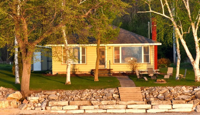 Door County Bayshore Retreat. Retro Charm and Unforgettable Sunsets