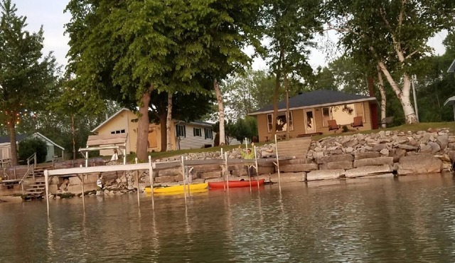 Door County, Green Bay waterfront Cottage. Fantastic Sunsets
