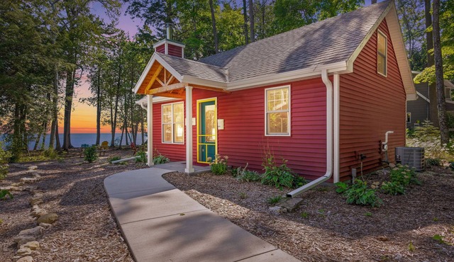 Door County Lake Michigan Cottage with Private Waterfront