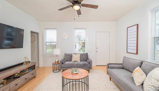Downtown Retreat with BBQ & Workspace