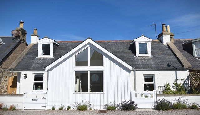 Dram Cottage, Findhorn Bay - sleeps 6 guests in 3 bedrooms