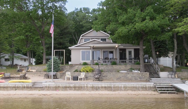 Dream escape 5-bedroom LAKEFRONT Cottage for families & groups