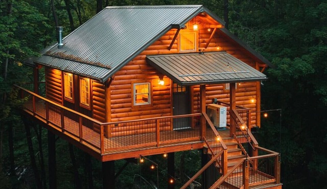 Dream Treehouse Getaway with Hot Tub