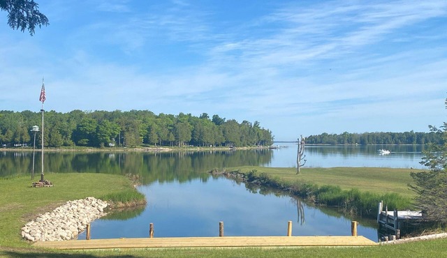 Drummond Island Hotel & Vacation Homes - Paradise Rock