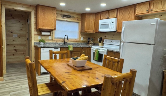 Drummond Island Hotel & Vacation Homes - Knotty and Nice