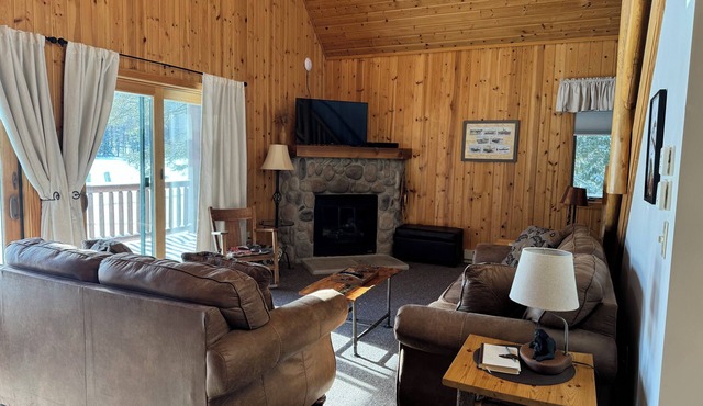 Drummond Island Hotel & Vacation Homes - Pond Cabin 8