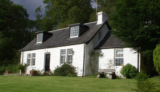 Dubh Loch Cottage on the banks of Loch Lomond. Large garden. EV charging point
