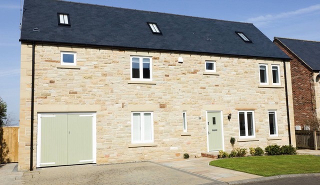 DUKES MEADOW, pet friendly, with a garden in Newcastle