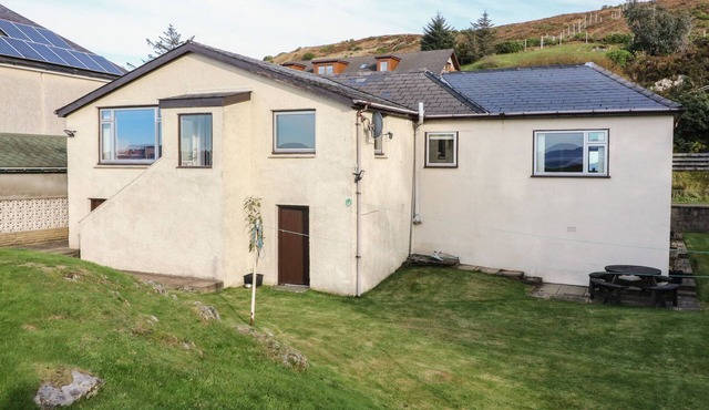 DUNIRA, pet friendly, character holiday cottage in Mallaig