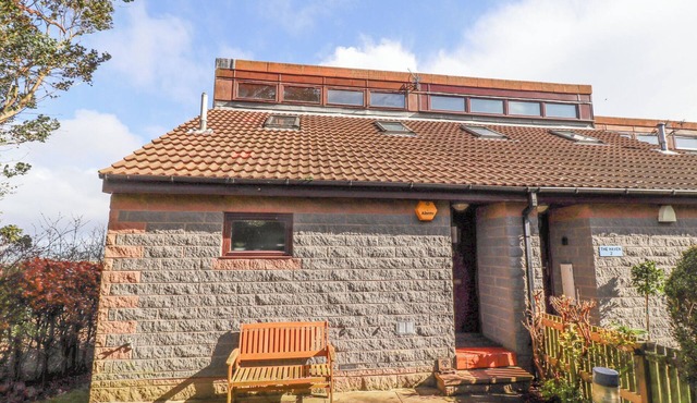 DUNSTANBURGH VIEW, pet friendly, country holiday cottage in Embleton
