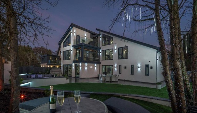 Durham Mansion Retreat Pool, Hot Tub, Cinema, Spa, Sleeps 20