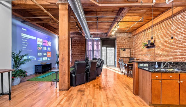 DWTN Loft✦160" Theater Screen✦Walk to Attractions✦Private Balcony
