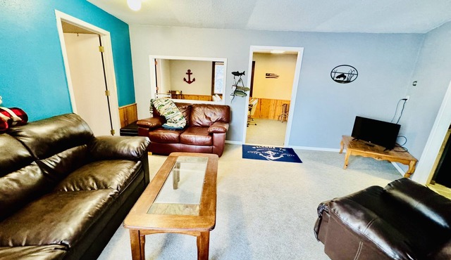 E Devils Lake on US 2 - Townhouse 1/4 mile boat ramp & bar/grill that sleeps 6!