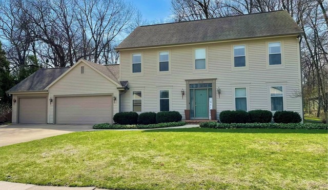EAA-2 miles from grounds. Spacious 4-bedroom house in pleasant Oshkosh