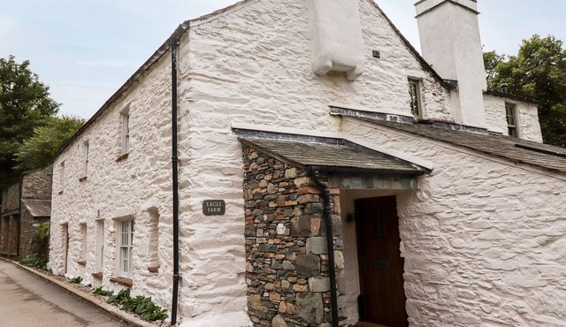 EAGLE FARMHOUSE, pet friendly, with open fire in Glenridding