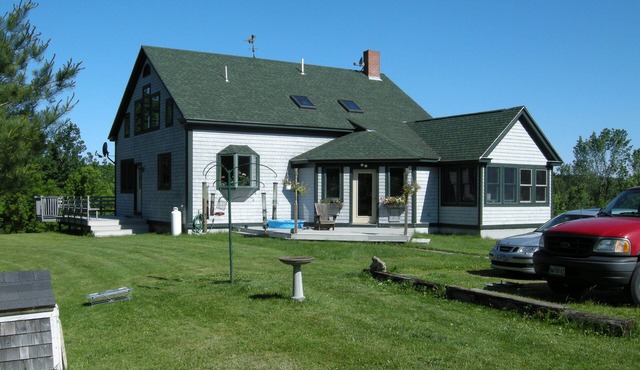 "Eagles Nest" Charming Post & Beam House near Eastern River, Beautiful fields,
