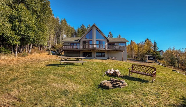 Eagles Rest - If you are looking for stunning mountain and lake views, this is the cabin for you