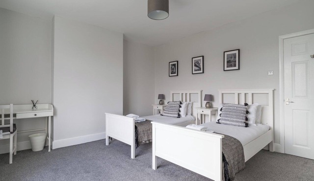 East House-Sleeps 5-Pet friendly-Garden-Parking